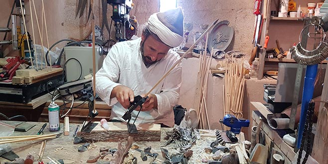 Oynadığı dizinin malzemelerini üretiyor Oynadığı dizinin malzemelerini üretiyor