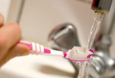 Dişinizi fırçaladıktan sonra sakın durulamayın! İşte diş fırçalarken yaptığımız 10 hata