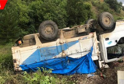 Karpuz yüklü kamyon devrildi: 2 yaralı