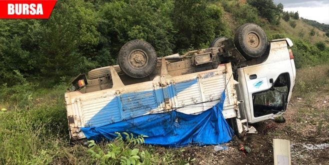 Karpuz yüklü kamyon devrildi: 2 yaralı