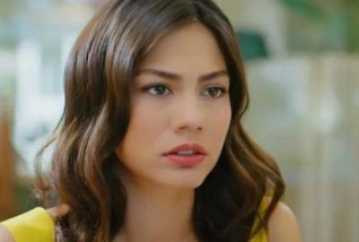 Demet Özdemir’den bikinili göbek şov…