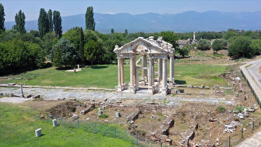 Afrodisyas’ın ‘İstiklal Caddesi’ gün yüzüne çıkarılıyor Afrodisyas’ın ‘İstiklal Caddesi’ gün yüzüne çıkarılıyor