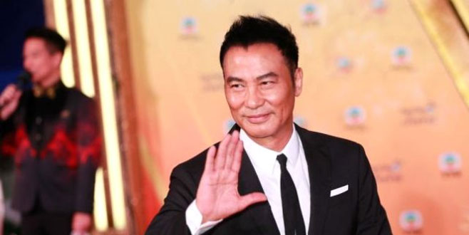 Ünlü oyuncu sahnede bıçaklandı