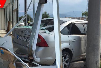 Kontrolden çıkan araç işyerine daldı