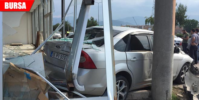 Kontrolden çıkan araç işyerine daldı