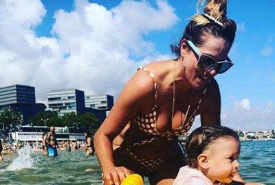 Kızını denizle tanıştırdı