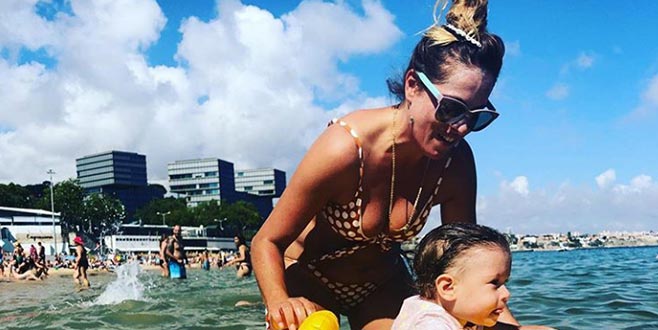 Kızını denizle tanıştırdı