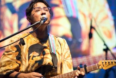 ‘Bir kadına aşık oldum’ diyen şarkıcıya, ünlü isimden destek!