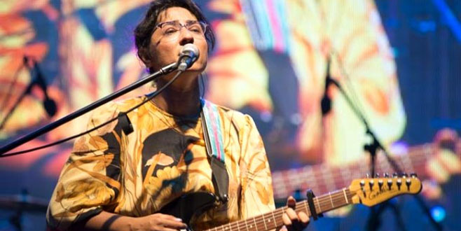 ‘Bir kadına aşık oldum’ diyen şarkıcıya, ünlü isimden destek!