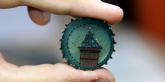 Duygularını gazoz kapakları ve taşlara döküyor Duygularını gazoz kapakları ve taşlara döküyor