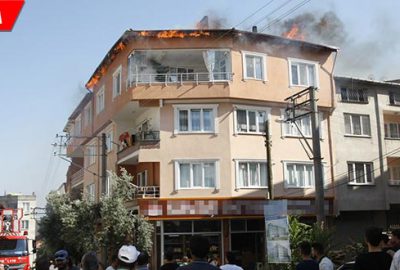 Çatı yangını mahalleyi ayağa kaldırdı