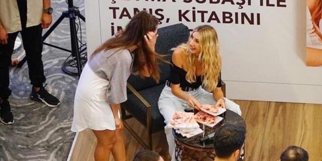 Şeyma’nın imza gününde şaşırtan kare! Gözyaşlarına boğuldu