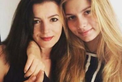 Annesi kızının önüne geçti! Şarkı söyledi