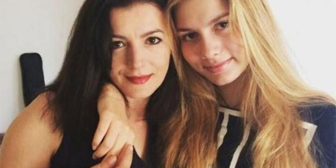 Annesi kızının önüne geçti! Şarkı söyledi