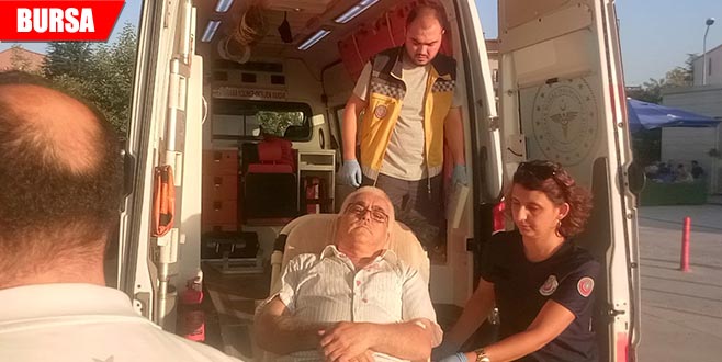 Seyir halindeki araçtan kendini attı