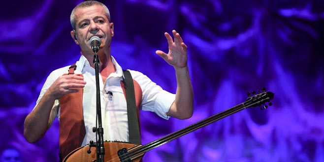 Bağlamasını kendi tasarladı