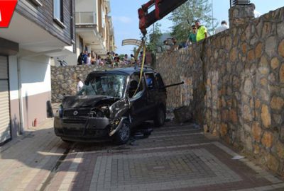 Kontrolden çıkan araç karşı şeritteki otomobille çarpıştı