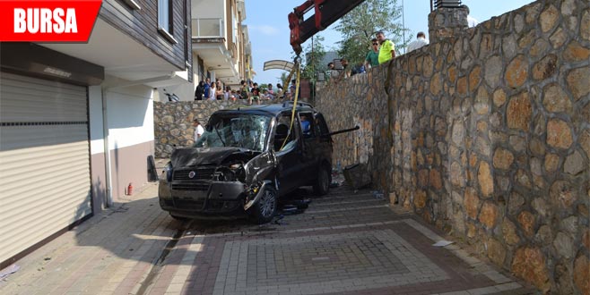 Kontrolden çıkan araç karşı şeritteki otomobille çarpıştı