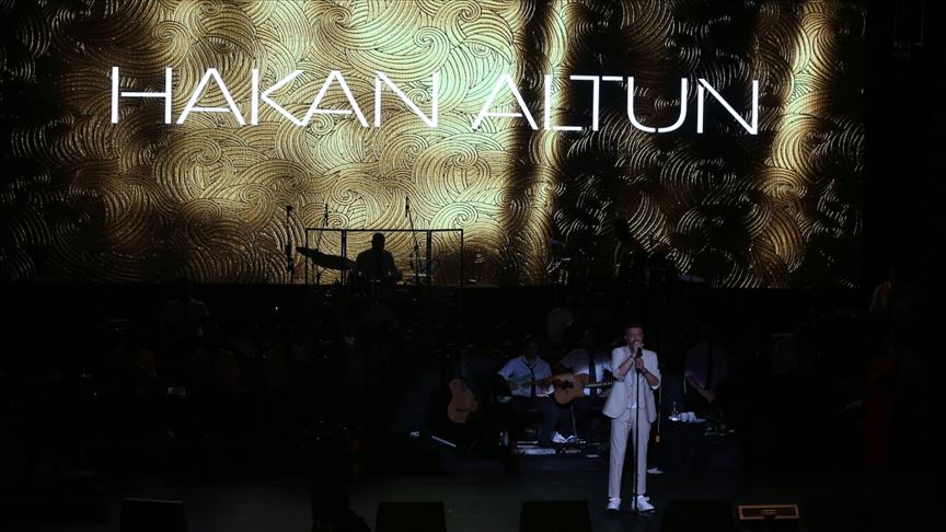 Cengiz Kurtoğlu ve Hakan Altun Harbiye’de hayranlarıyla buluştu Cengiz Kurtoğlu ve Hakan Altun Harbiye’de hayranlarıyla buluştu