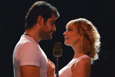 Özge Özder’den romantik kutlama