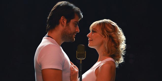 Özge Özder’den romantik kutlama