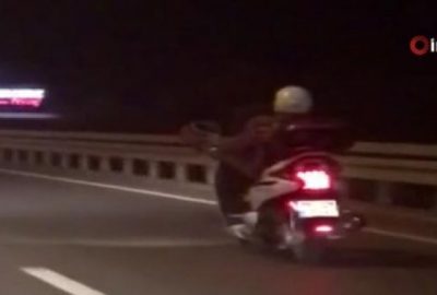 Bu ne rahatlık! Ayaklarını direksiyonun üzerine uzatıp…