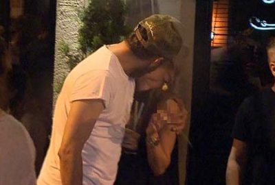 Çukur dizisinin yıldız oyuncusu sokak ortasında gizemli aşkıyla öpüştü