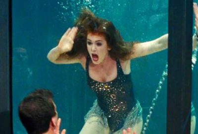 Su dolu tankın içinde boğulan oyuncuyu, rol yapıyor sanıp kurtarmadılar!