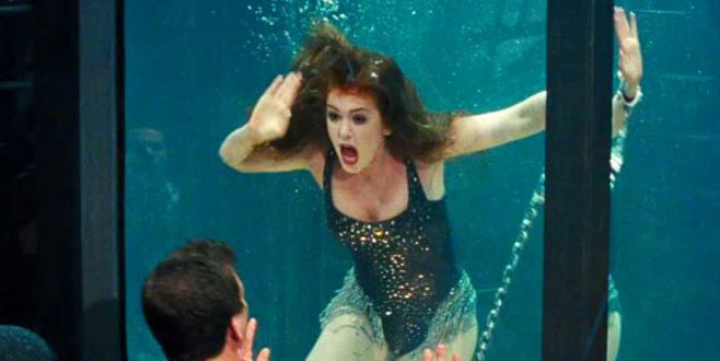 Su dolu tankın içinde boğulan oyuncuyu, rol yapıyor sanıp kurtarmadılar!