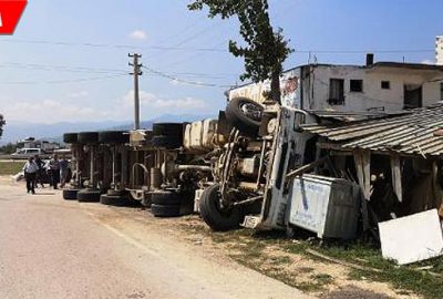 Odun yüklü TIR eve çarptı