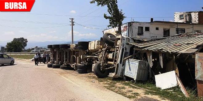 Odun yüklü TIR eve çarptı