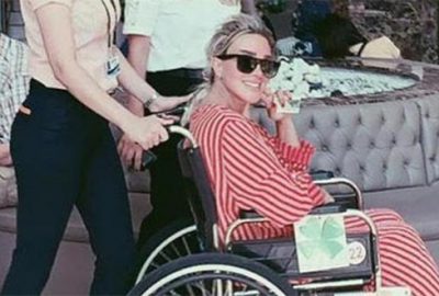 Bebeği için tekerlekli sandalye kullanacak