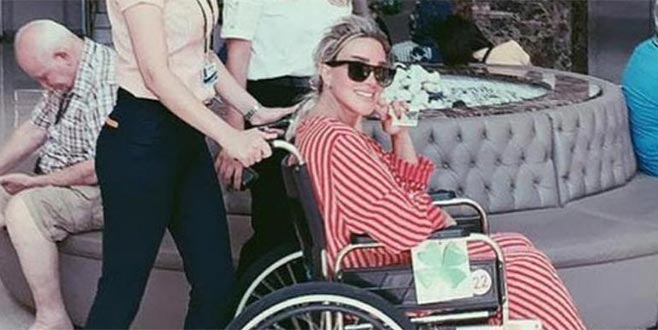 Bebeği için tekerlekli sandalye kullanacak