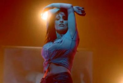 Genç şarkıcı, Kaz Dağları’ndaki ağaç katliamını soyunarak protesto etti