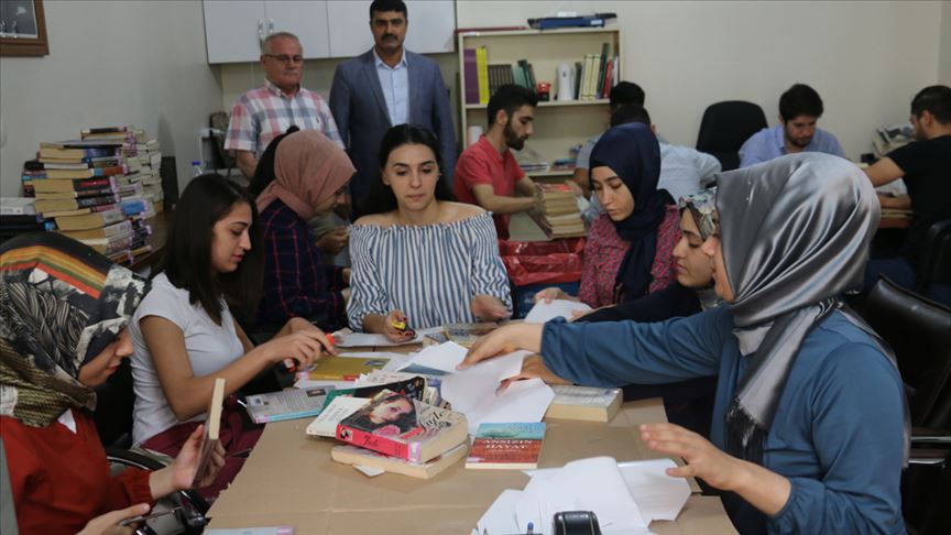 Yıpranan kitaplar üniversiteli gençlerin elinde yenileniyor Yıpranan kitaplar üniversiteli gençlerin elinde yenileniyor