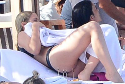 Tatil pozlarıyla gündem oldu