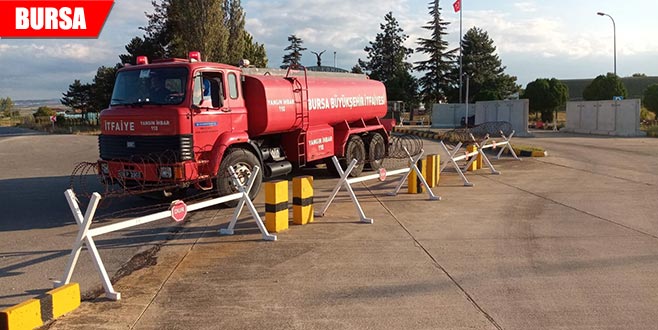 Askeri havalimanın yanında tutuşan otlar cephaneliğe ulaşmadan söndürüldü
