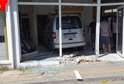Kontrolü kaybeden otomobil işyerine girdi