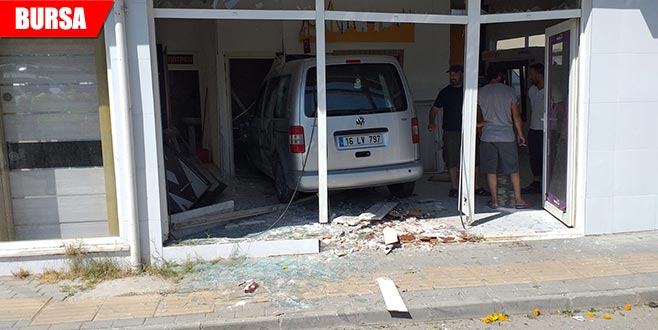 Kontrolü kaybeden otomobil işyerine girdi Kontrolü kaybeden otomobil işyerine girdi