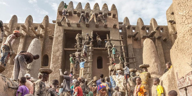 Toprak camiye çamurla tamir