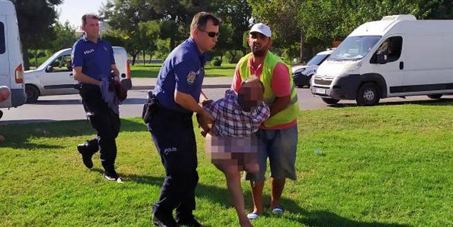 Polisi görünce soyundu
