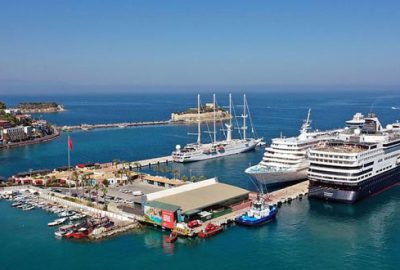 Kuşadası’na 3 gemiyle 2850 yolcu geldi