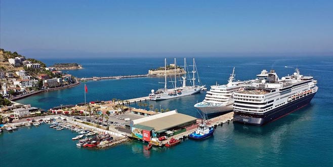 Kuşadası’na 3 gemiyle 2850 yolcu geldi