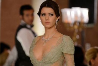 Eşinden boşanacağı söylenen Beren Saat, gözyaşları içinde poz verdi