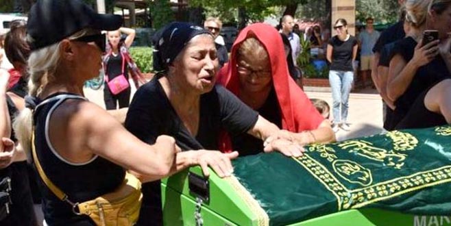 Ünlü şarkıcı son yolculuğuna uğurlandı! Gözyaşları sel oldu