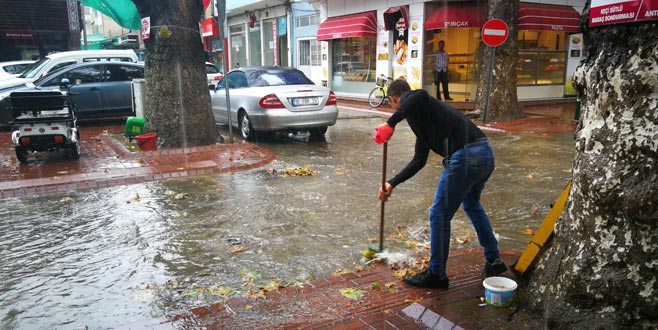 30 dakika yağmur yağdı, İznik göle döndü
