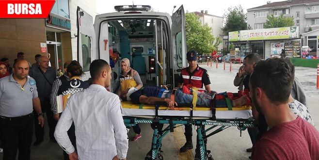 Yağmurda kontrolden çıkan otomobil yayaya çarptı