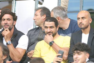 Tribünde eski futbolcu akını