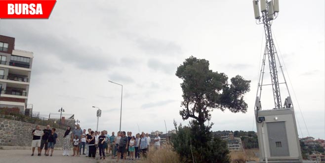 Bir gecede kurulan baz istasyonu mahalleliyi ayağa kaldırdı Bir gecede kurulan baz istasyonu mahalleliyi ayağa kaldırdı