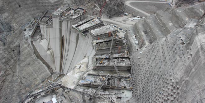 Yusufeli Barajı hızla yükseliyor